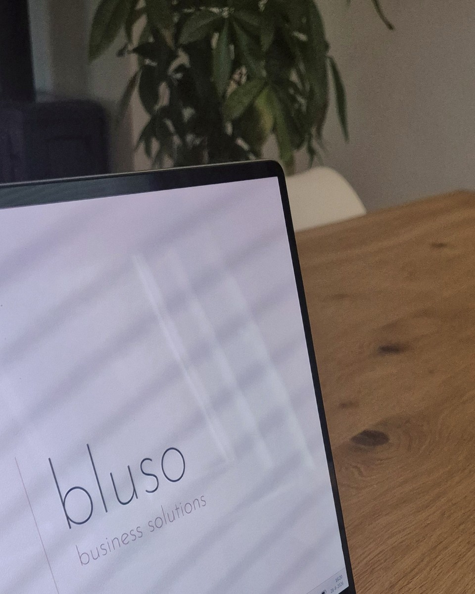 Laptop met het Bluso-logo op tafel